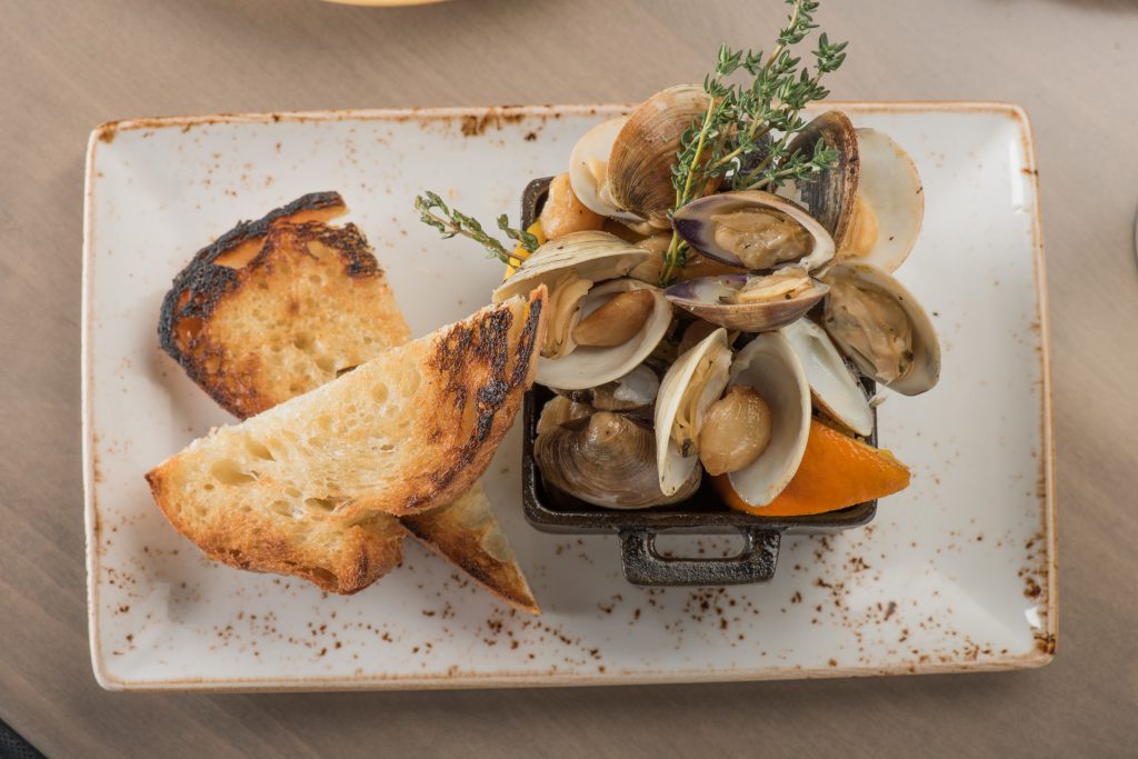 chroma-skillet-roasted-clams